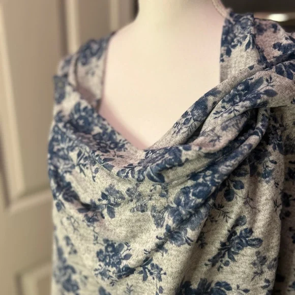 👩🏽🍼BEST NURSING SWEATER EVER. Size M Jessica Simpson. Multiple ways to wear. - Picture 4 of 15